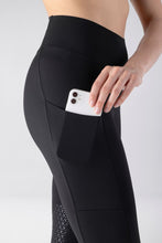 Carica l'immagine nel visualizzatore di Gallery, Leggings da donna con grip al ginocchio "Gadrikh Glamour" nero Equiline shop del cavallo