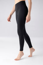 Carica l'immagine nel visualizzatore di Gallery, Leggings da donna con grip al ginocchio "Gadrikh Glamour" nero Equiline shop del cavallo
