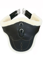 Carica l&#39;immagine nel visualizzatore di Gallery, Sottopancia pararamponi con agnellino &quot;Sheepskin Stud Girth&quot; Kentucky shop del cavallo
