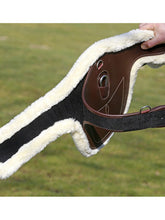 Carica l&#39;immagine nel visualizzatore di Gallery,  Sottopancia pararamponi con agnellino &quot;Sheepskin Stud Girth&quot;  Kentucky shop del cavallo
