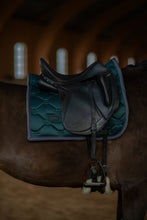 Load image into Gallery viewer, Sottosella da dressage Dramatic Monday Equestrian Stockholm shop del cavallo
