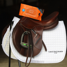 Load image into Gallery viewer, Belvoir tack cleaner mitt Carr &amp; Day &amp; Martin shop del cavallo
