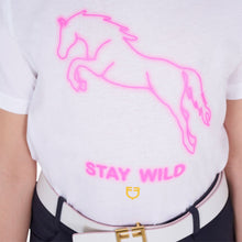 Load image into Gallery viewer, T-shirt da bambina &quot;Stay Wild&quot; Equestro shop del cavallo
