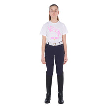 Load image into Gallery viewer, T-shirt da bambina &quot;Stay Wild&quot; Equestro shop del cavallo
