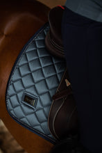 Carica l&#39;immagine nel visualizzatore di Gallery, Sottosella da salto Metallic Blue Equestrian Stockholm shop del cavallo
