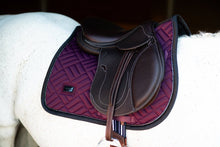 Carica l&#39;immagine nel visualizzatore di Gallery, Sottosella da salto Modern Purple night Equestrian Stockholm shop del cavallo
