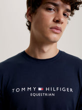 Carica l&#39;immagine nel visualizzatore di Gallery, T-shirt da uomo &quot;Willamsburg&quot; blu Tommy Hilfiger shop del cavallo
