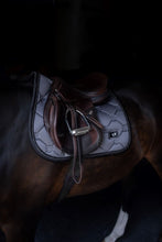 Carica l&#39;immagine nel visualizzatore di Gallery, Sottosella da salto Winter Shadow Equestrian Stockholm shop del cavallo
