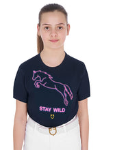 Load image into Gallery viewer, T-shirt da bambina &quot;Stay Wild&quot; Equestro shop del cavallo
