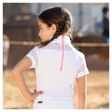 Load image into Gallery viewer, Polo concorso da bambina a manica corta &quot;Emma&quot; Horseware shop del cavallo
